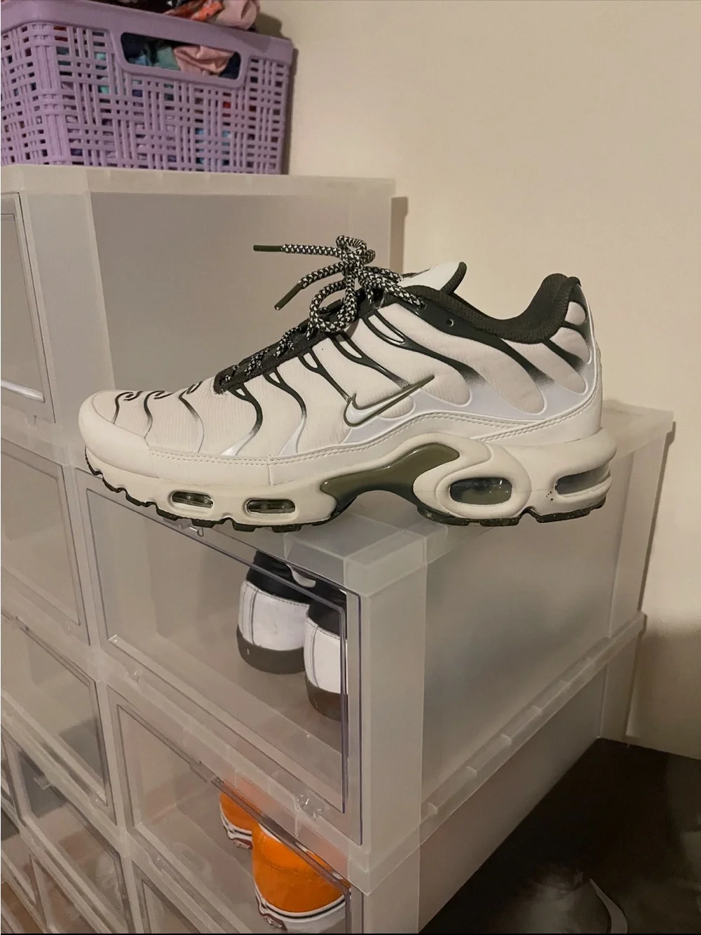Nike Women's White and Black Tuned Air Running Sneakers